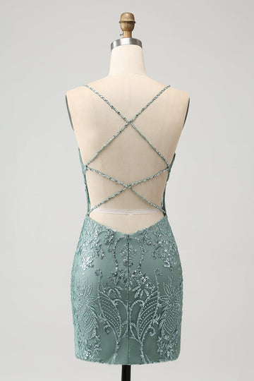 Vestido corto de regreso a casa con cuentas y cuentas verde con espalda entrecruzada